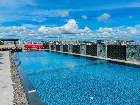 芭提雅夜光酒店 (GLOW Pattaya)