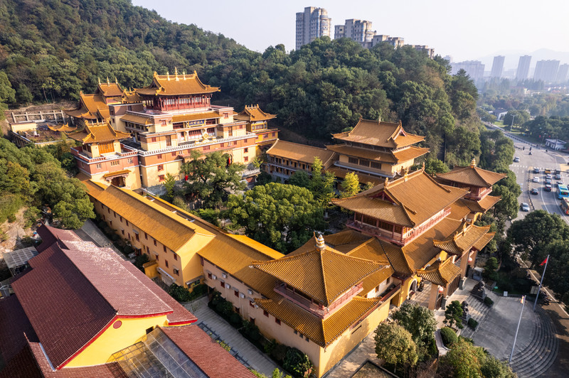 我到上虞的第一站是多宝讲寺,这座寺庙位于龙山脚下,对面是曹娥江