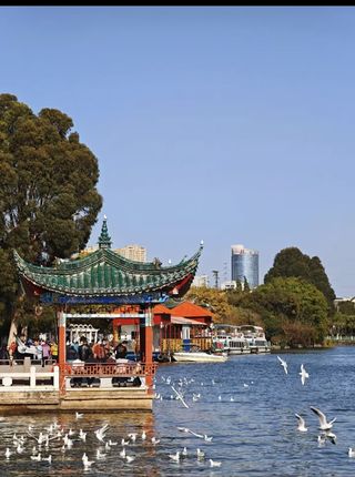 登楼揽胜，一联阅尽滇池