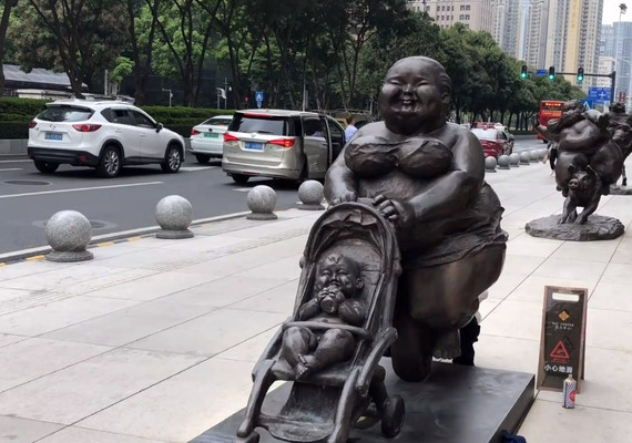广州闹市这组丰乳肥臀的雕塑多次被投诉，艺术还是糟粕，争议不断