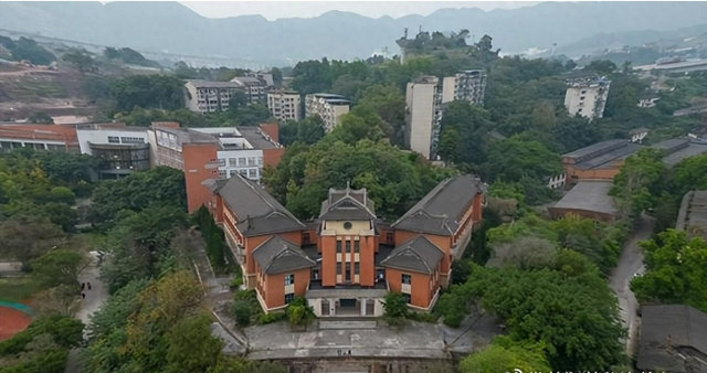 重庆嘉陵江边有一片老式建筑,竟是一座荒废了20年的大学,好可惜