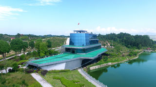 我在黄袍山油茶产业示范园的产业园里挖呀挖呀挖~~