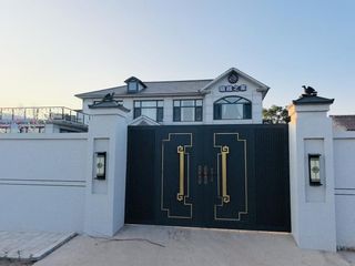 张家口沽源县闪电湖晓越之家民宿近大汉行宫,是一栋别致的两层楼建筑,门口就是闪电河!