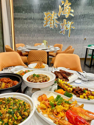 藏得好深,在十多年未曾经过的深巷里,新开的海鲜餐厅好惊喜