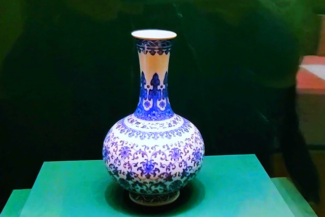 中国南京博物院 　花瓶 博物馆文物介绍——南京博物院的清乾隆帝行围图转旋瓶_搜狐网