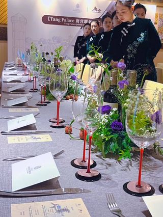 这家京城知名老牌粤菜，竟然发布了一款联名艺术酒！