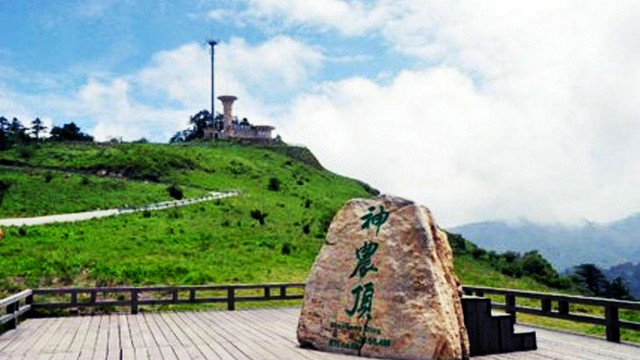 “华中第一峰”黛山薄雾 蓝天白云 羽纱缦缈 此景只应天上有