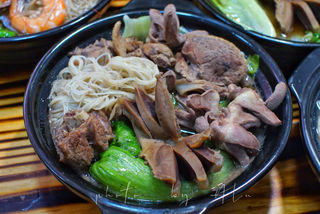 厦门巷子里的老店，20多年的砂煲，熬出来的番鸭汤真的比较香