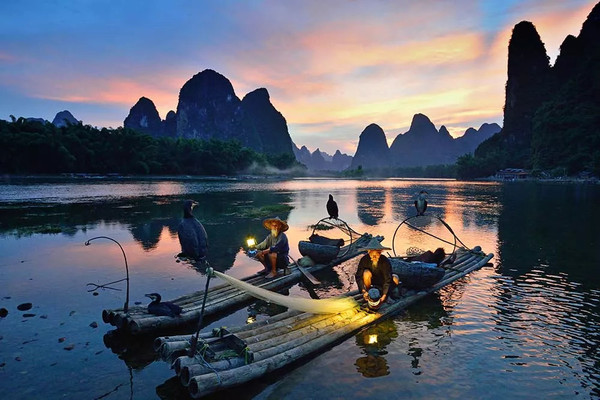 上班暂停,前往阳朔遇龙河,享受竹筏漂流之乐。