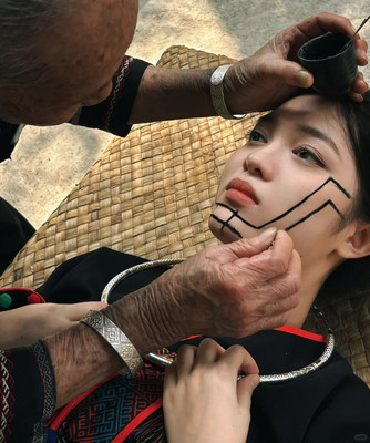 印在脸上的神秘图纹，即将消失的黎族文化