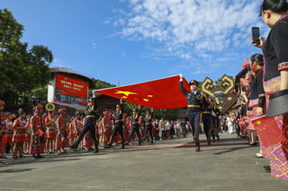 退伍老兵在槟榔谷举行升旗仪式,清澈的爱,只为中国!