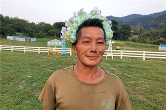 不分男女皆簪花上班?三水一园区新规引爆传统与现代争议