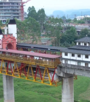 涪陵商业中心区游记图文-重庆这个小镇居然建在大桥上，风格独特却有人说违建，大家怎么看