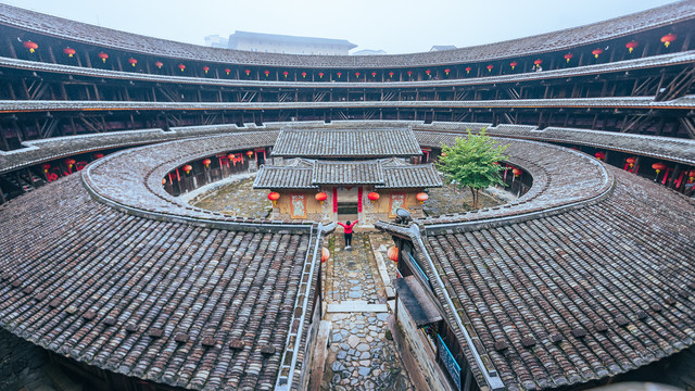 生土夯筑出的文化瑰宝、建筑史上的一朵奇葩，永定土楼、时光里的守望