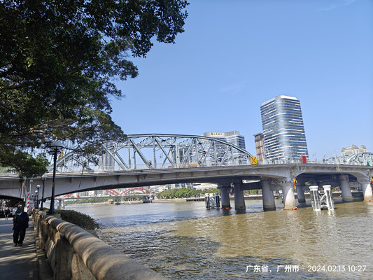 春节海珠广场人影稀 星寰空间影幢幢