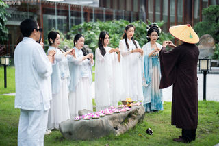 入住广东奢华的温泉酒店,白天禅修明心静气,夜泡温泉舒缓身体