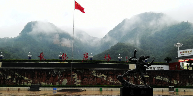 清江倒映着青山 青山环抱着清江 雨中的长阳县城更显妩媚