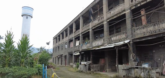 长江中心的岛屿上，竟然隐藏着一座劳改场，还有碉堡和机场遗址