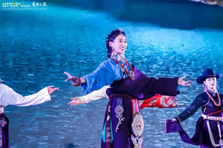 阿坝多彩服饰 雄山秀水惊艳亮相