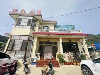 承德兴隆青松岭朋来居农家院,精致的上下二层小洋房,门前设有宽敞的停车场,门前就是水库能钓鱼!