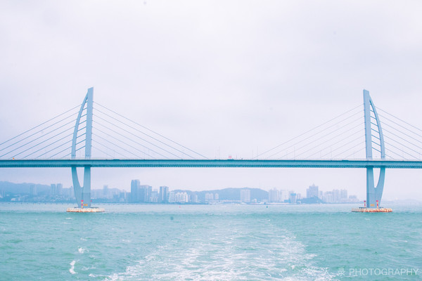 在海上穿越宏伟的港珠澳大桥,感受珠海澳门美景的日与夜