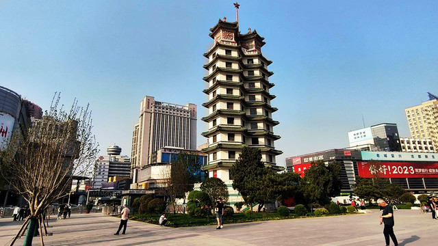 纪念二七大罢工联体双塔 郑州市标志性建筑 整点播放东方红乐曲