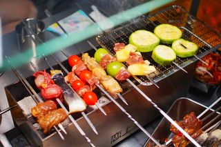 新式水果烧烤刮来地摊风,真有意思,平价好味,谁能不爱?