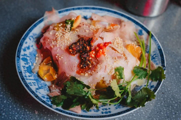 腾冲大薄片：薄如蝉翼的味蕾盛宴