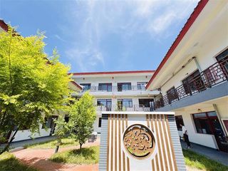 承德丰宁坝上草原云上雅居34号民宿新中式徽派四合院，站在民宿长廊就能与一望无际的大草原对视