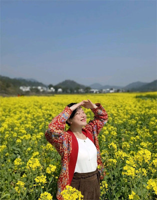 坐小火车看油菜花海?绝了!