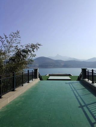 草长莺飞二月天，松月湖景映眼帘