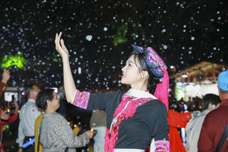 槟榔谷的漫天“飞雪”里,我看见苗族阿妹的婀娜风情