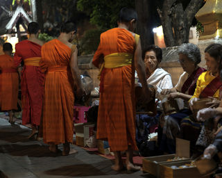 晨光中的施与受 -- 老挝琅勃拉邦清晨布施