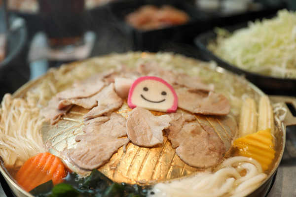 Bar B Q Plaza是一家传奇的烤肉店,烤肉和蘸酱美味至极,令人沉浸其中,难以离开火炉前