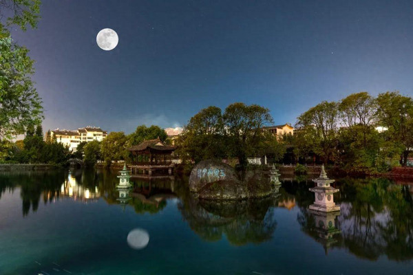 腾冲翡翠古镇玉泉夜月:小桥流水,月影婆娑