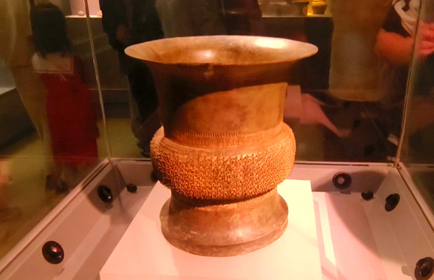 在历史馆看古代环保“错银铜牛灯” 品国宝级文物“青釉瓷神兽尊”