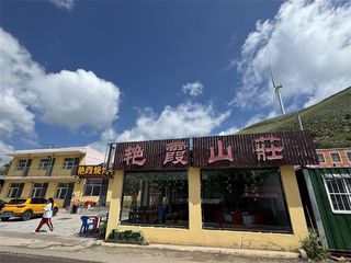 张北草原天路艳霞山庄农家院距阎片山景区不足2公里,房前是张北塞外梯田,房后有草原大风车,可徒步爬山