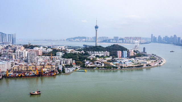 到珠海坐游轮，去看世界最长的跨海大桥，环岛欣赏澳门美景
