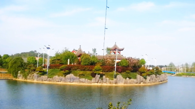 村口是湖心岛公园 家门口是林荫柏油马路 红色美丽村庄名不虚传