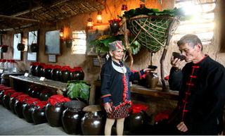 黎族山栏酒配上簸箕餐，这种美味很上头