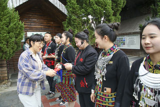 槟榔谷下起了红包“雨”，红红的喜庆暖人心