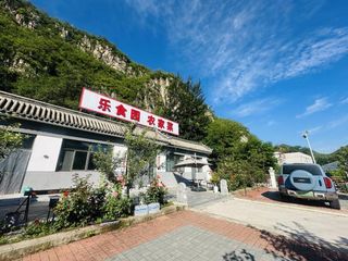 河北保定易水湖太行水镇乐食园农家院上下两层，贴心配备了充电桩，出行的便利感从进门就拉满！