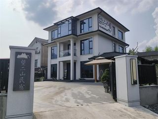 浙江湖州安吉望二山民宿全智能房间，坐落山水之间，民宿旁便是潺潺小溪！