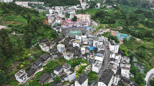 乡游黔中  台江县 台盘村丨当篮球撞碎苗岭夜空，万人共赴这场“乡土NBA”