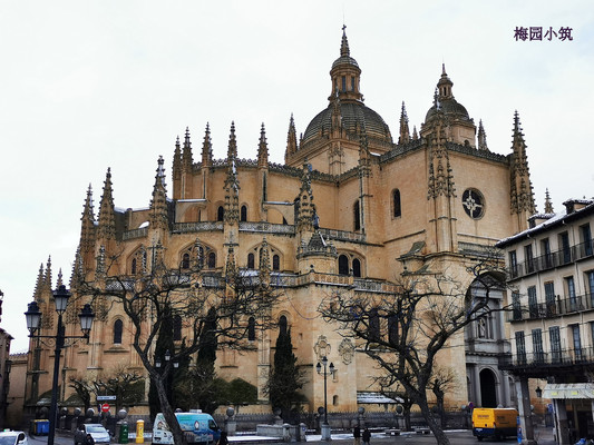 大教堂中的贵妇 -- 西班牙塞哥维亚大教堂