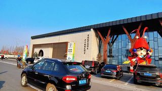 美食小龙虾卡通雕塑 室内人工河贯穿东西 潜江服务区堪比景区