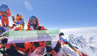 国内首位低碳攀登践行者，迟永军成功登顶中国北坡珠穆朗玛峰