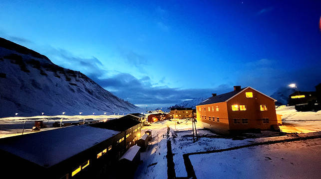 漫步世界最北的城市——朗伊尔城