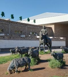新巴尔虎右旗游记图文-在新巴尔虎右旗县城闲逛，逛到思歌腾广场时，我的腿迈不动了