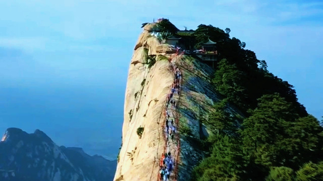 华山最秀丽险峻的山峰 沉香劈山救母的地方 峰巅巨石好似莲花瓣